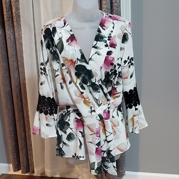 NWOT Relativity faux wrap floral top size M - Picture 5 of 5